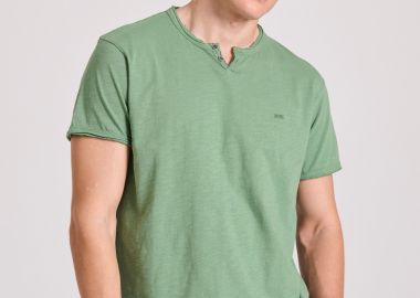 T-shirt με λαιμό henley και raw cuts - The essentials - FUNKY BUDDHA - 