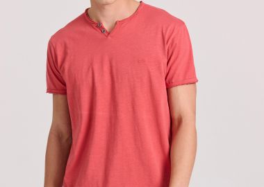 T-shirt με λαιμό henley και raw cuts - The essentials - FUNKY BUDDHA - 