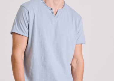 T-shirt με λαιμό henley και raw cuts - The essentials - FUNKY BUDDHA - 