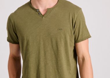 T-shirt με λαιμό henley και raw cuts - The essentials - FUNKY BUDDHA - 