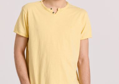 T-shirt με λαιμό henley και raw cuts - The essentials - FUNKY BUDDHA - 