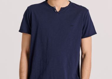 T-shirt με λαιμό henley και raw cuts - The essentials - FUNKY BUDDHA - 