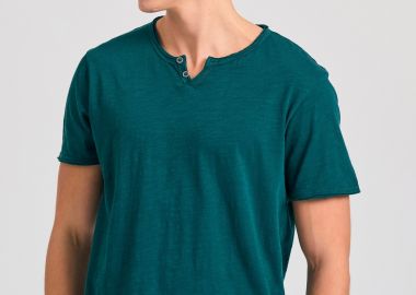 T-shirt με λαιμό henley και raw cuts - The essentials - FUNKY BUDDHA - 