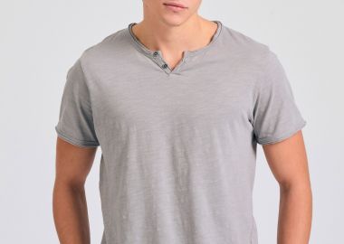 T-shirt με λαιμό henley και raw cuts - The essentials - FUNKY BUDDHA - 