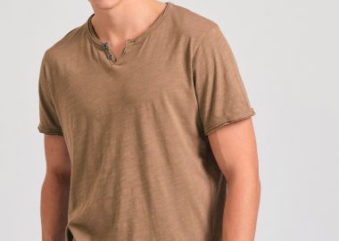 T-shirt με λαιμό henley και raw cuts - The essentials - FUNKY BUDDHA - 