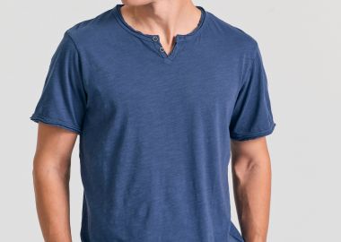 T-shirt με λαιμό henley και raw cuts - The essentials - FUNKY BUDDHA - 