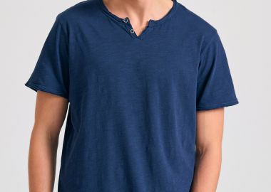 T-shirt με λαιμό henley και raw cuts - The essentials - FUNKY BUDDHA - 