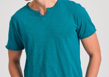 T-shirt με λαιμό henley και raw cuts - The essentials - FUNKY BUDDHA - 