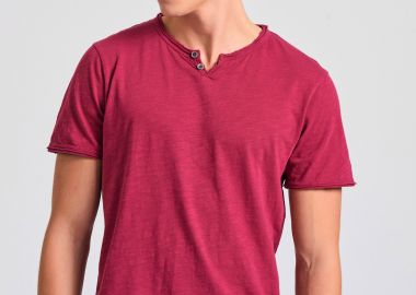 T-shirt με λαιμό henley και raw cuts - The essentials - FUNKY BUDDHA - 