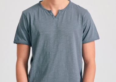 T-shirt με λαιμό henley και raw cuts - The essentials - FUNKY BUDDHA - 