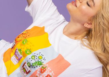 T-shirt με πολύχρωμο τύπωμα 
