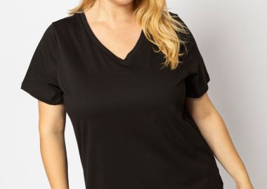 T-shirt με V λαιμόκοψη σε μαύρο χρώμα plus size -  - 