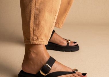 TFP Flatform Σανδάλια με toe ring και αγκράφα - 4580 - Μαύρο - TFP - 