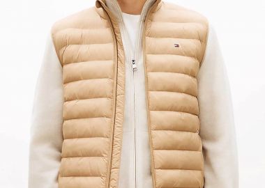 Tommy Hilfiger ανδρικό αμάνικο μπουφάν με καπιτονέ σχέδιο και κεντημένο logo flag Regular Fit - MW0MW37677 Μπεζ - TOMMY HILFIGER - 