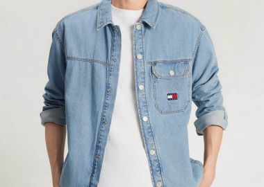 Tommy Jeans ανδρικό denim overshirt με λογότυπο Relaxed Fit - DM0DM18328 Denim Blue Ανοιχτό - TOMMY JEANS - 