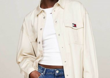 Tommy Jeans γυναικείο overshirt μονόχρωμο με λογότυπο Oversized Fit - DW0DW18445 Εκρού - TOMMY JEANS - 