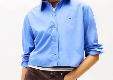 Tommy Jeans γυναικείο πουκάμισο cropped με λογότυπο Relaxed Fit - DW0DW22078 Μπλε Ανοιχτό - TOMMY JEANS - 