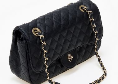 Τσάντα ώμου-χιαστί καπιτονέ με μεταλλικές λεπτομέρειες - Μαύρο - Issue - 