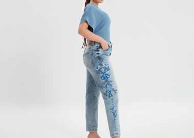 Τζιν mom fit ψηλόμεσο με κέντημα - MAT FASHION - 