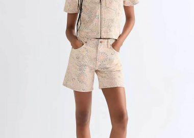 Wrangler® γυναικείο denim σορτς πεντάτσεπο με floral print Relaxed Fit 