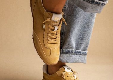Xti Footwear Σουέντ Sneakers με γκλίτερ κορδόνια - 145221 - Κάμελ Σουέτ - Xti Footwear - 